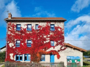 Maison de Village Indépendante avec Cour Fermée et Garage - Proche Sites Médievaux et Nature - FR-1-582-61